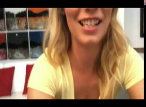 Девушки на планшет снимают свои лесбийские игры